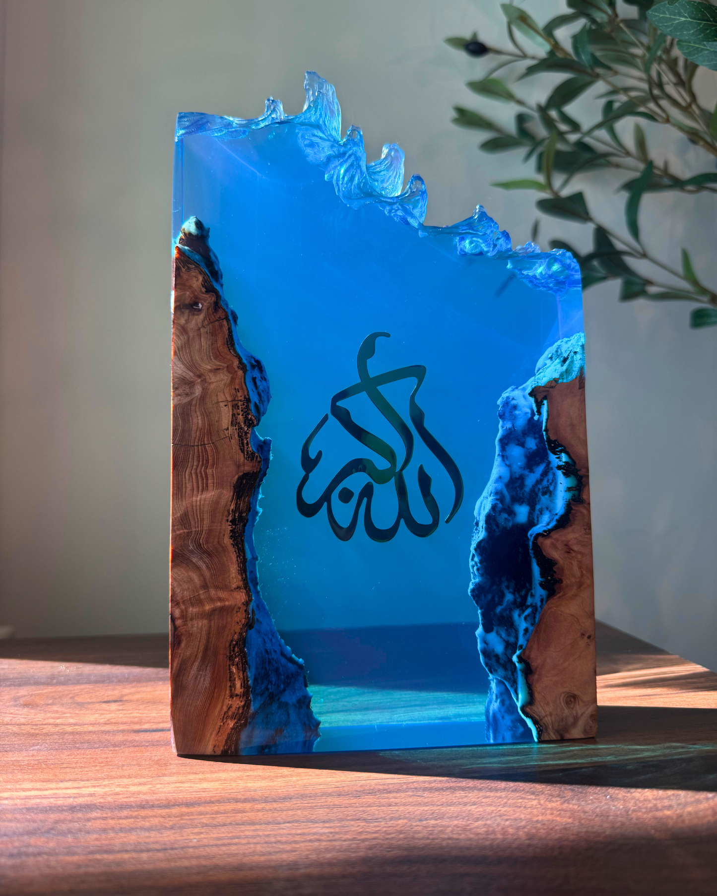 Allahu Akbar blue resin Islamic décor with gold Arabic calligraphy and LED base.