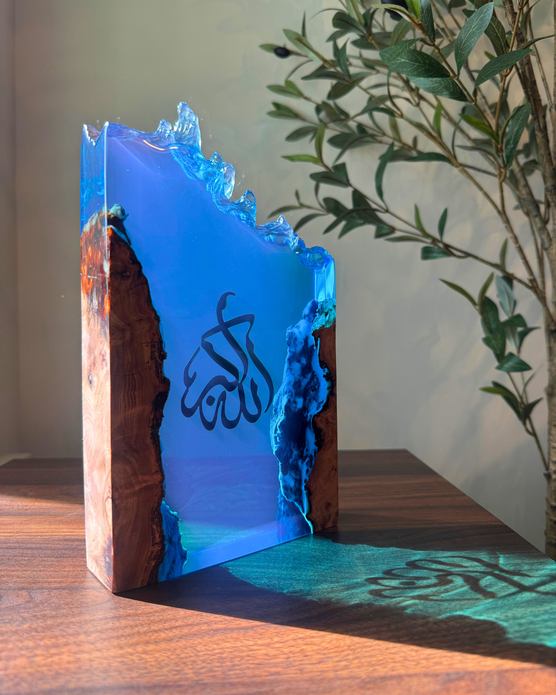 Luxury Islamic décor with Allahu Akbar calligraphy, perfect Ramadan gift.